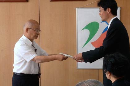 玉川宣夫さんを燕市の名誉市民とするのが適当と鈴木燕市長(左)に答申する大山治郎選考委員長