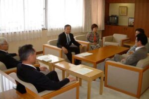 三条市議会新政クラブが大阪府箕面市の倉田市長のブログの内容に関する議会対応を下村議長に申し入れ