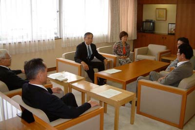 大阪府箕面市の倉田哲郎市長のブログの内容に関しての議会対応を申し入れる新政クラブ