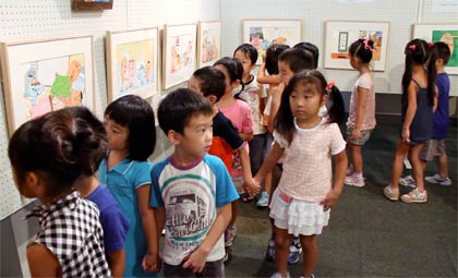 9月3日から19日まで燕市立図書館で開かれている「長谷川義史 絵本原画展」