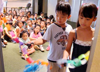 燕保育園園児によるテープカット