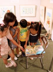 絵本を読む園児