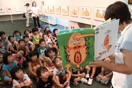 保育士の絵本『いいからいいから』に夢中の園児