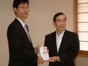 全国信用協同組合連合会の「しんくみピーターパン募金」燕市東児童センターに一輪車17台を寄付
