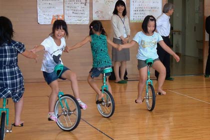 さっそく寄付を受けた一輪車に乗る子どもたち