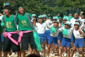 校区の3小学校の6年生をまじえて体育祭を行う第三中、小中学生が一緒に応援