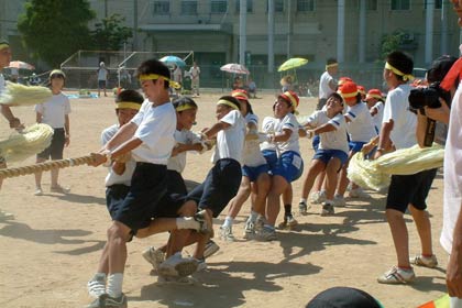 小学6年生と中学生のチームリーダー参加の綱引き