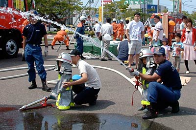 ちびっ子消防隊で防火衣を着て放水を体験