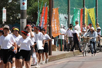 体育祭の行われた第一中前で小中一貫教育反対の署名活動を行う「小中一体校の問題を考える会」