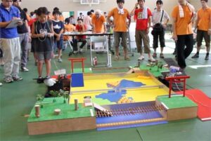 燕三条青年会議所主催第5回ふるさとロボコンチャレンジカップ in 燕三条で100人超す小学生が自作のロボットで頂点を目指す