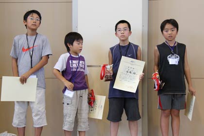 左から理事長賞の米山君(三条南小6年)、グッドデザイン賞の小林君(須田小3年)、3位の高橋君(栄中央小4年)、準優勝の早川君(燕西小5年)