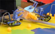 がっぷりと組み合うロボット