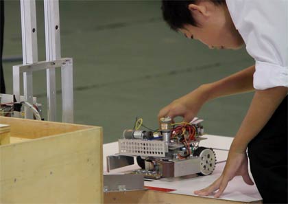 祈るような気持ちでロボットをスタートさせる県央工高生徒