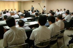 6日開かれた三条市議会の小中一貫教育等調査特別委員会
