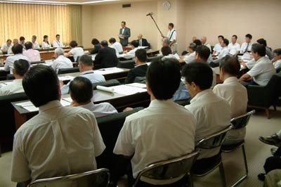 6日開かれた三条市議会の小中一貫教育等調査特別委員会