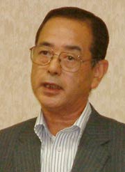 参考人として発言する小中一体校の問題を考える市民の会の外山会長