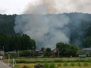 現場一帯に広がる煙