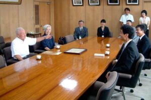 重要無形文化財保持者の追加認定の交付を受けたことを鈴木燕市長に報告する玉川宣夫さん