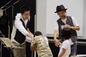 「おはなしコロボックル」の絵本フォーラムに約230人が参加して絵本作家長谷川義史さんとピアニスト大友剛さんのコラボに親子で熱中