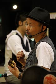 ウクレレを引いて歌う長谷川さん