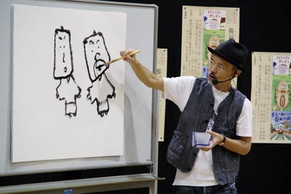 その場で模造紙に絵を描きながら物語を話す長谷川さん