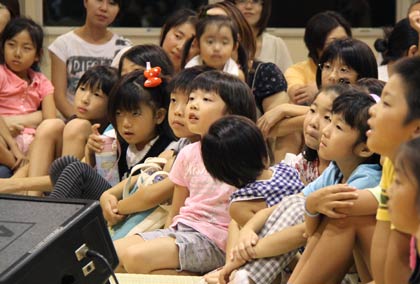 長谷川さんの読み聞かせに目をくぎ付けの子どもたち