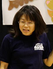 あいさつする「おはなしコロボックル」の龍道代表
