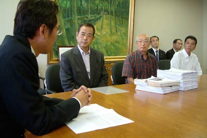 小中一体校の計画に反対する11,024人分の署名簿を三条市長に提出する「小中一体校の問題を考える会」