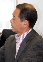 「小中一体校の問題を考える会」の外山会長