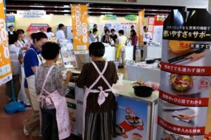 11、12日と燕三条地場産業振興センターで「電化でエコとくフェア」、IHクッキングヒーターの調理実演に人気
