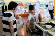 人気のIHクッキングヒーターの実演コーナー