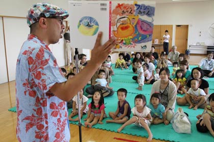 読み聞かせに親子で熱中