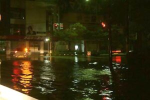 川のようになった県央サティ周辺の道路