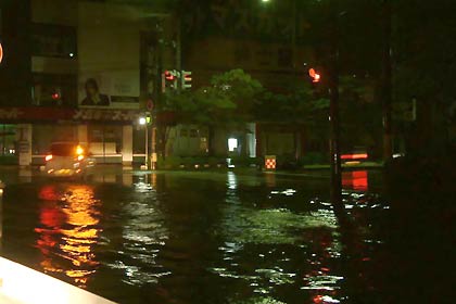 川のようになった県央サティ周辺の道路