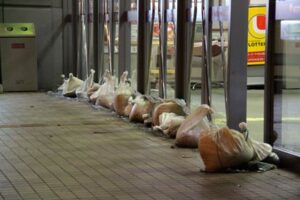 ワーナー・マイカル・シネマズ県央の玄関前に並べられた土のう