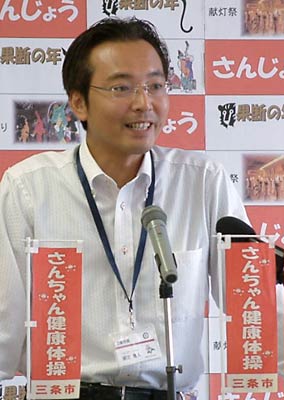 会見する国定三条市長