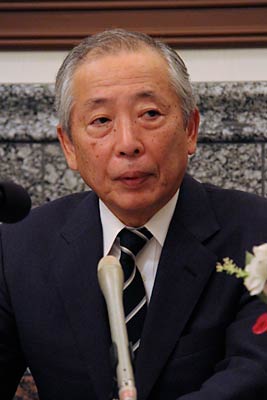 会見で三条市長選出馬を正式表明する山井伸泰氏