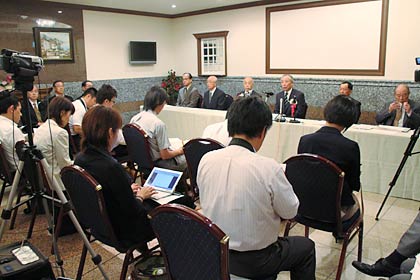 会見会場
