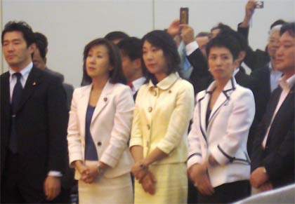 民主党代表選の開始直前の菊田衆院議員(中央)