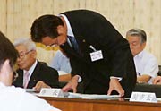 説明の最後に頭を下げる国定市長