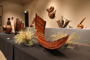 いけばな草月流・坂井社中が燕市産業史料館で開かれている「本間秀昭竹芸展」で竹芸と生け花のコラボレーションに挑戦、20日まで