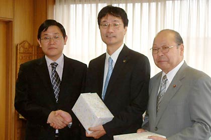 左から中国総領事館の王総領事、鈴木市長、星野議長