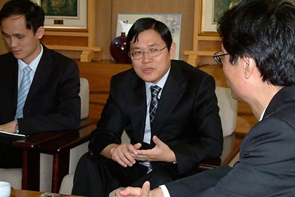 ひざをまじえてじっくり鈴木市長と話す王総領事（中央）