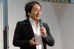 平野秀典さんを講師に迎えた三条エコノミークラブ公開例会は約700人もの来場者で大盛況