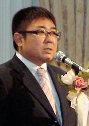あいさつする三条エコノミークラブの古川会長