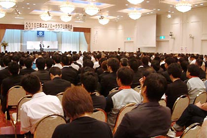 700人余りの聴講者で会場はぎっしり