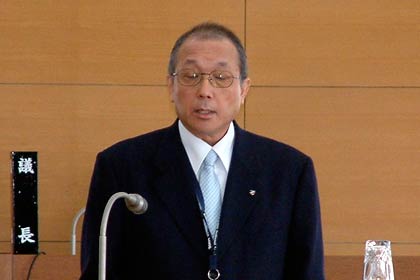 燕市の9月定例会最終日で副市長選任に同意を得てあいさつする菊地総務部長