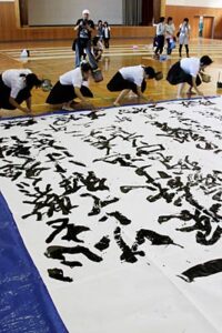 三条東高書道部が「書道ガールズ」を思わせるダイナミックな書道パフォーマンス、次は10月9日の三条市展開場式で初披露