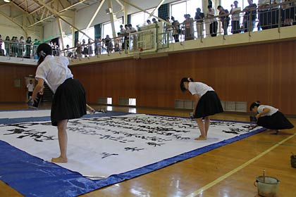 足を踏み鳴らしてダイナミックなパフォーマンス