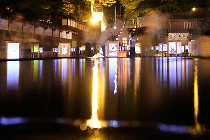 神社用水に映る参道のあかり